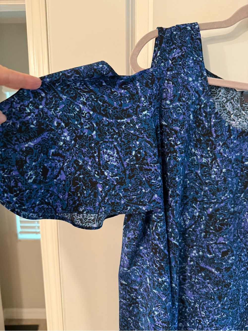 Cold-Shoulder Blouse in Deep Blue - Picture 3 of 4
